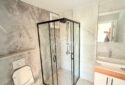 KIZKALESİ MERKEZDE DENİZE MANZARALI VE HAVUZLU SATILIK 1+1 DAİRE