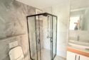 KIZKALESİ MERKEZDE DENİZE MANZARALI VE HAVUZLU SATILIK 1+1 DAİRE
