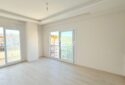 KIZKALESİ MERKEZDE DENİZE MANZARALI VE HAVUZLU SATILIK 1+1 DAİRE